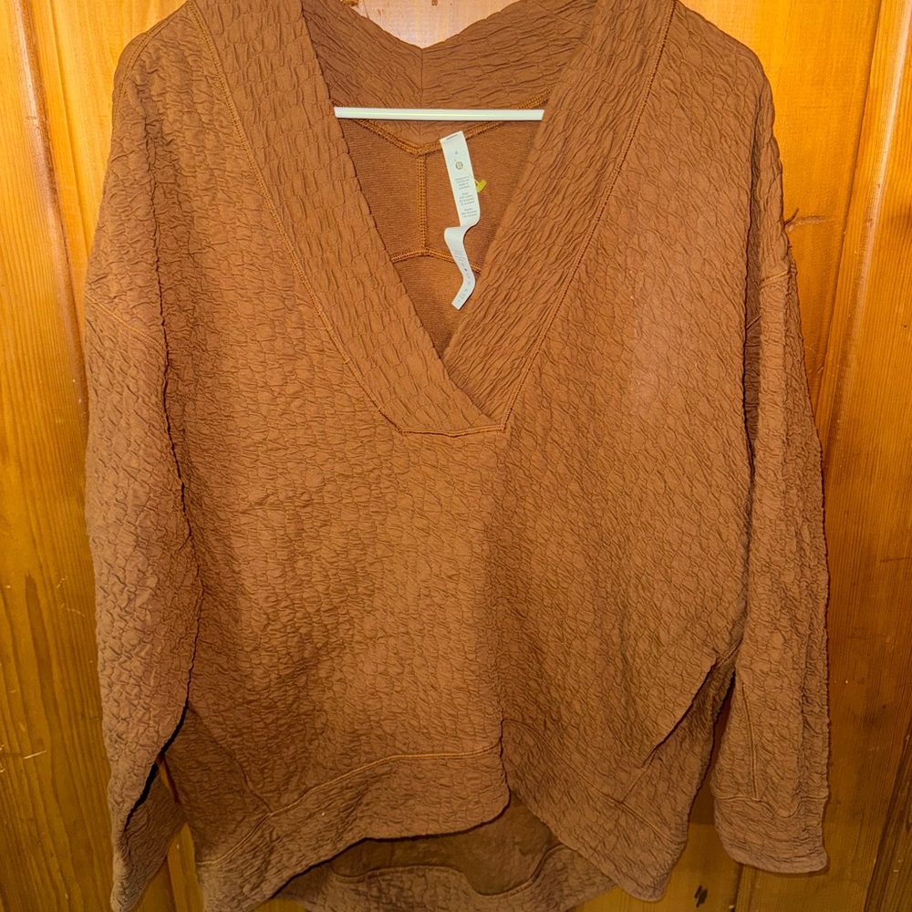Lululemon rippled V-Neck Top - Picture 2 of 4